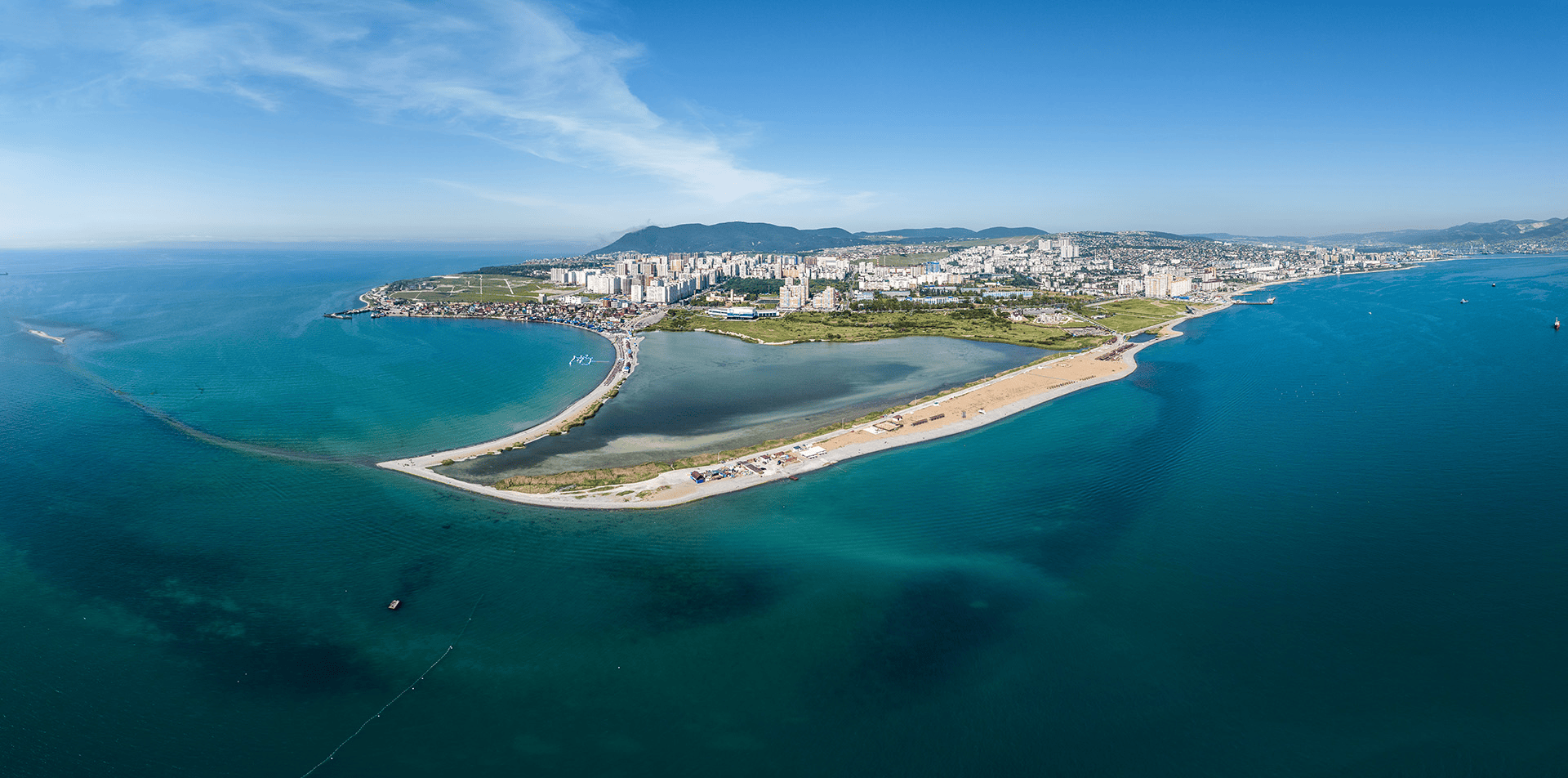 Панорама приморского города с высоты